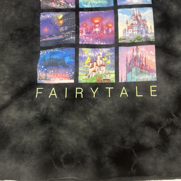 🌼 DISNEY CASTLE PRINCESS MOVIES WOMEN SHORT SLEEVE SHIRT . SIZE LARGE - Picture 3 of 6